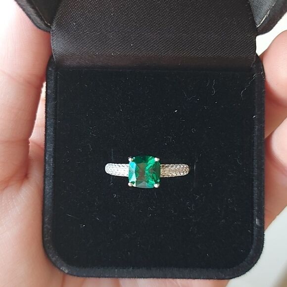 1.45 Carat Emerald Sterling Silver Ring - Picture 3 of 9